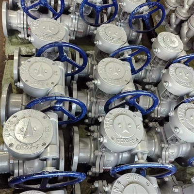 Snäckväxelmanövrerad kulventil